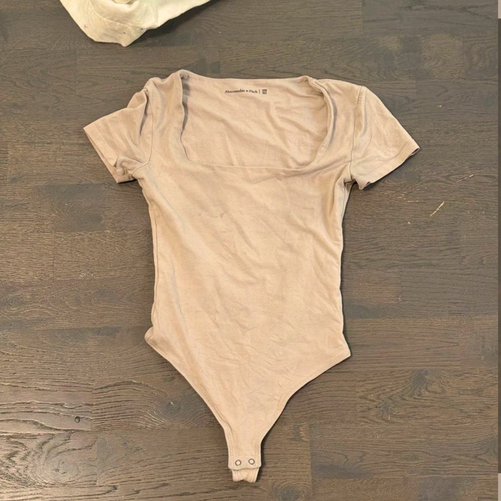 Rlly cute Abercrombie & Fitch bodysuit with a square neckline.